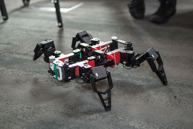 　こちらは変形する作業ロボットで、キングス・カレッジ・ロンドンが開発した。