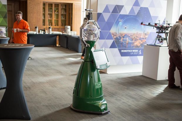 　これは「Lucie」と名付けられたロボットで、英国各地のオフィスで試験運用が行われているロボットの1つだ。