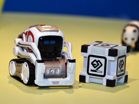 手のひらサイズの“心を持ったAIロボット”--タカラトミー、「COZMO」を国内発売