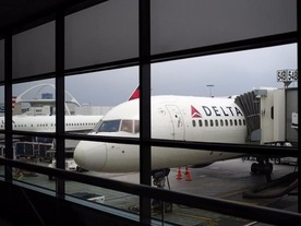 デルタ航空、搭乗券不要の指紋認証パスを試験導入