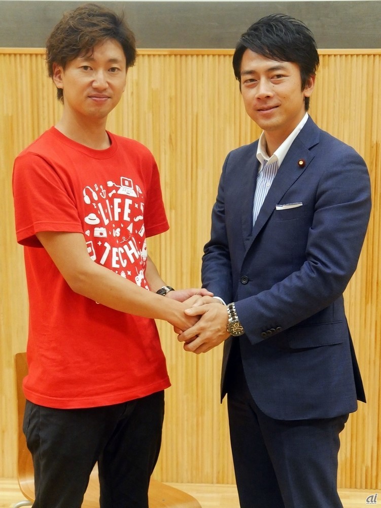 ライフイズテック代表取締役 CEOの水野雄介氏（左）と小泉氏が対談