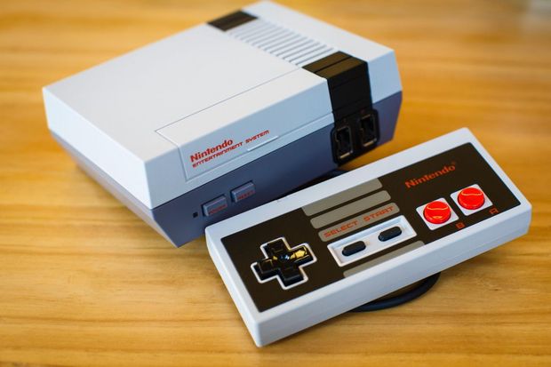 「Nintendo Entertainment System (NES) Classic Edition」

　NES Classic Editionは2016年冬に米国で大ヒットした。オリジナルのNESに似たデザインとなっており、NESで特に人気だった一部のゲームが搭載されている。ただし、当時は頻繁に完売状態となったため、購入するのは難しかった。