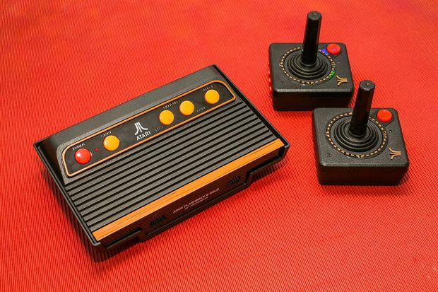 「Atari Flashback 8 Gold」

　AtGamesは10月にAtari Flashback 8 Goldを発売する。1970年終盤から1980年初頭に遡る、120本の「Atari 2600」向けゲームを搭載している。