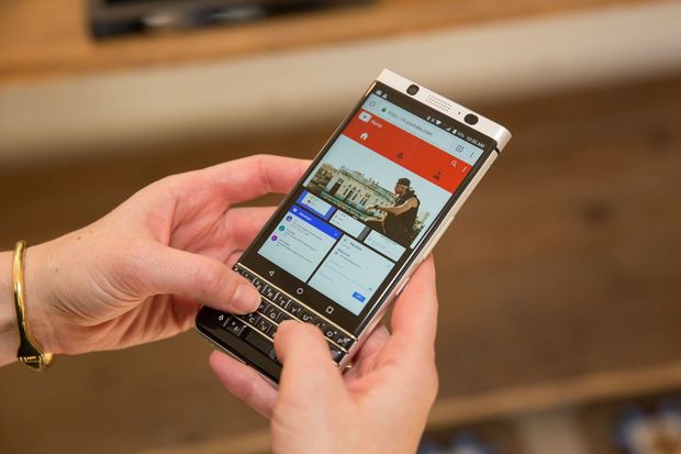 「BlackBerry KEYone」

　BlackBerry KEYoneは、実際の物理キーボードを搭載する新型の「Android」スマートフォンだ。BlackBerry全盛期には、同社のデザインはハードウェアとユーザーフレンドリーの見事な融合であり、両手の親指でSMSや電子メールに素早く返信できる小型キーボードを特徴としていた。
