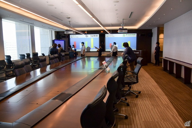 　日本マイクロソフトは、数々のドラマの撮影場所として利用されていることから、「品川オフィスドラマ撮影スポット」を紹介するプログラムもあった。この会議室は、同時通訳室が用意されたVIP Board Roomで、ドラマ「下町ロケット」では吉川晃司さん演じる財前部長が会議を行った部屋。