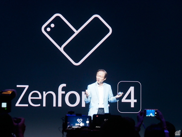 ZenFone 4シリーズを発表するASUSのジョニー・シー会長