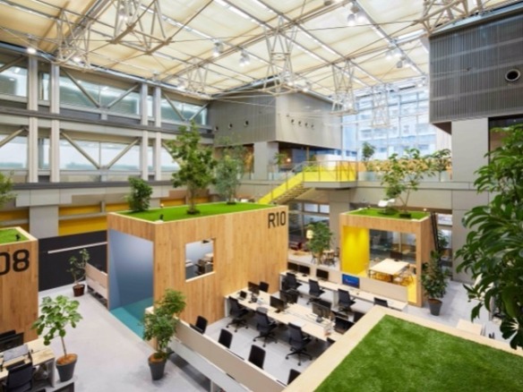 「ラクスル」のクリエイティビティを引き出すオフィス--天井高12mの広々空間