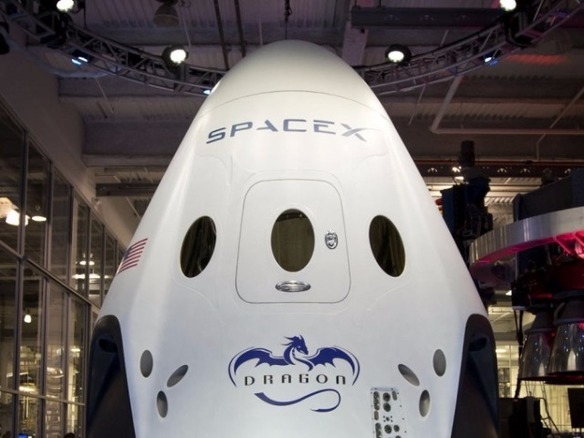 イーロン・マスク氏、SpaceXの最新宇宙服をInstagramで初披露
