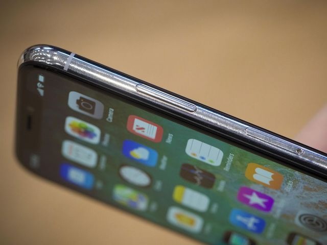 Iphone X を写真で見る 顔認証にも対応するハイエンドモデル Cnet Japan