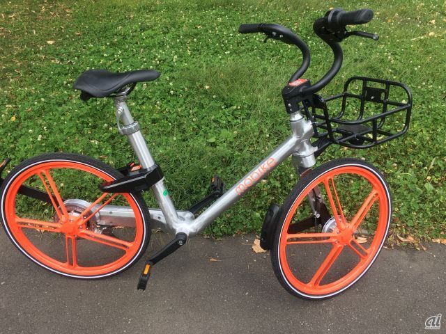 　Mobikeの自転車の右側。カラーリングはオレンジ、シルバー、ブラックを使用し、スタイリッシュなデザインとなっている。