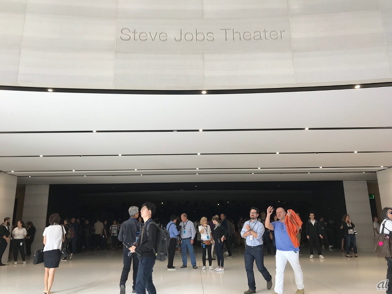 Steve Jobs Theaterの入り口