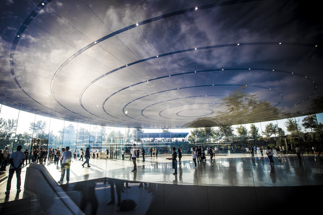 　米国時間9月12日、米CNETは「iPhone X」の発表を見るために「Apple Park」を初めて訪れた。この取材は“宇宙船キャンパス”とも呼ばれるAppleの新本社を間近で見る機会となった。