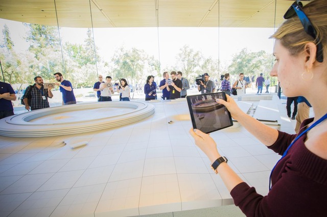 　キャンパス内のApple Storeでは、ビジターは「iPad」と拡張現実（AR）技術を使ってApple Parkの模型を操作することができる。