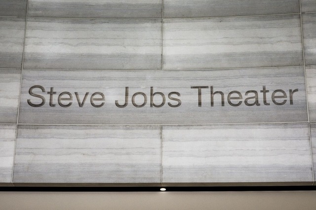 　シアターの白い石壁の入り口には「Steve Jobs Theater」と刻まれている。