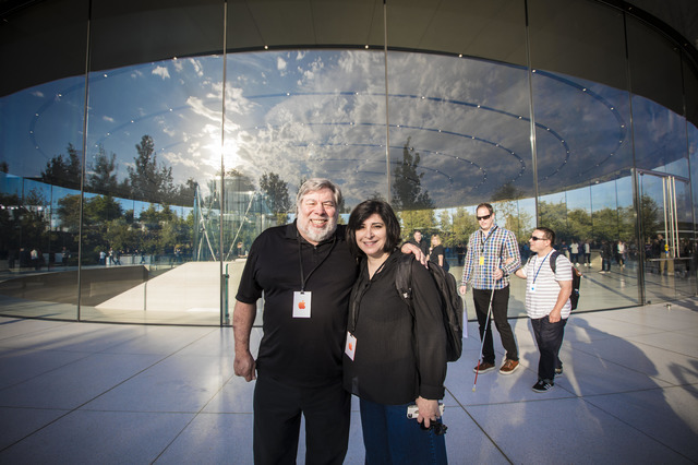 　ベイエリアのレジェンドであり、Appleのもう一人の共同創業者であるSteve Wozniak氏とSteve Jobs Theaterの前でポーズを取る米CNET編集長、Connie Guglielmo。