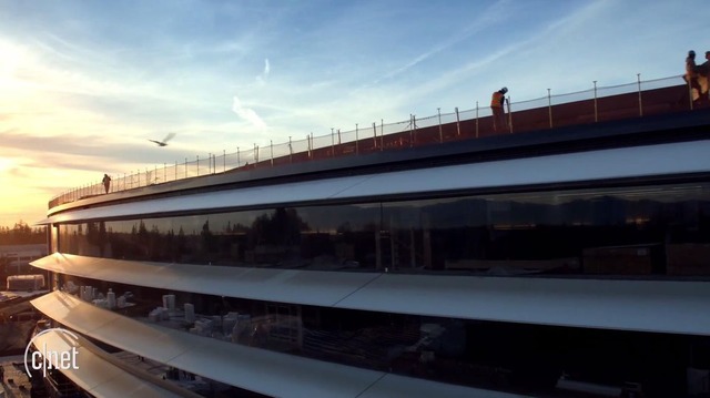 　完成間近の「宇宙船」を撮影したときの映像。屋根の上で作業している人の姿が見える。