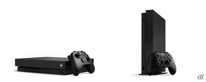 Xbox One X（左）と、Xbox One X Project Scorpio エディション（右）