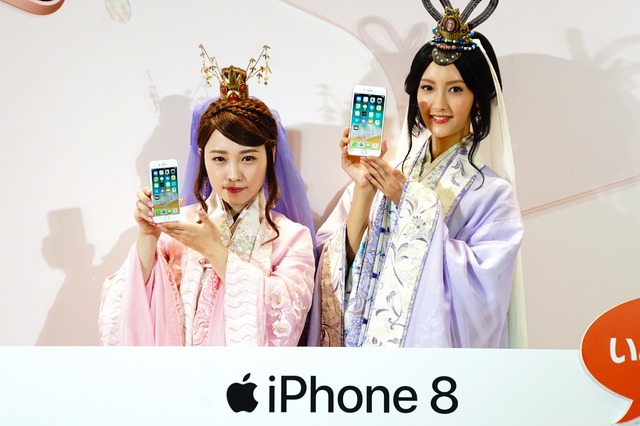 　iPhone 8を手にした川栄さんと菜々緒さんのフォトセッション。
