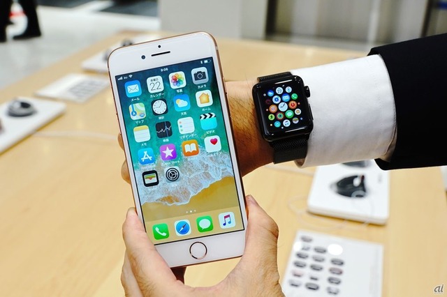 　Apple WatchのLTE対応によって、今後はiPhoneとスマートウォッチをセットで身につける人も増えそうだ。