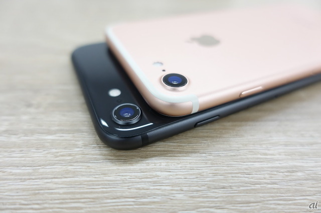 　iPhone 7とiPhone 8比較。レンズの位置は同じだ。