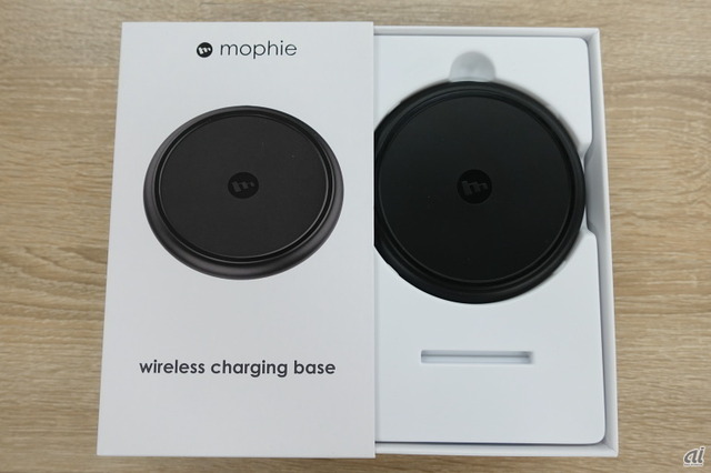 　mophie wireless charging baseを使って、実際に充電してみた。