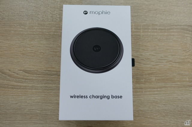 　今回のiPhone 8シリーズの特徴の一つがワイヤレス給電「Qi」の対応だ。iPhone発表時に話題となった、Apple Watchなどと一緒に充電できるアップル純正の「AirPower」は2018年の発売で、まだ先になる。Apple Storeは「mophie wireless charging base」や「Belkin Boost Up Wireless Charging Pad」（いずれも税別6980円）をリコメンドしている。