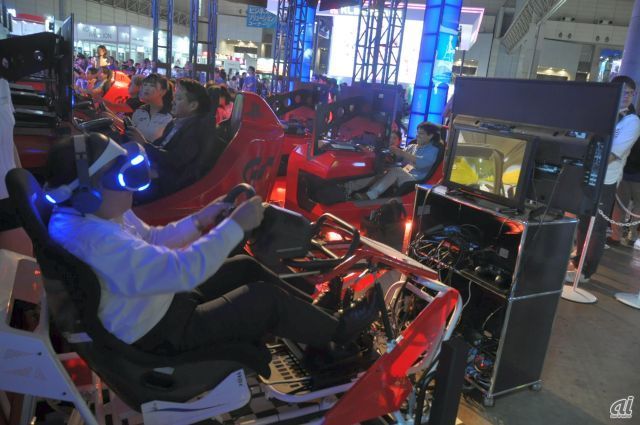 　さらに、レーシングモーションシミュレータ「ACSIM CORE」とPS VRを組み合わせてVRモードでの運転が楽しめる試遊台を設置している。