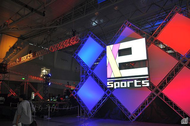 　今回のTGSでも力を入れているeスポーツのステージとなる「e-Sports X」。一般公開日では2つのステージで、さまざまなタイトルによる大会が行われる。