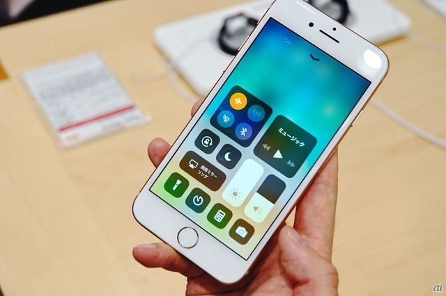 　9月22日から販売が開始された「iPhone 8」。こちらは最新の「iOS 11」のコントロールセンター画面。