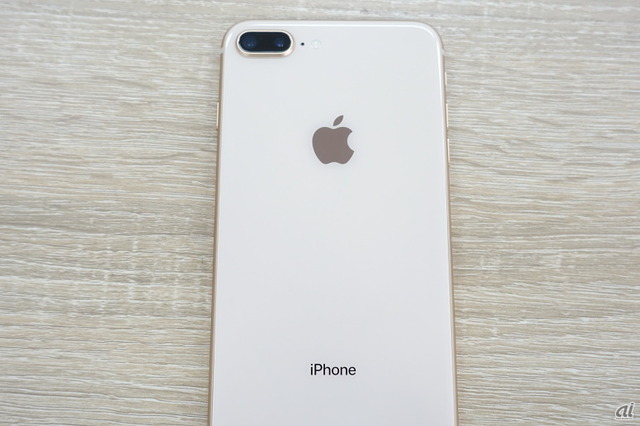 　従来、「iPhone」ロゴの下には「Designed by Apple in california Assembled in china」といった文字やモデル番号などが入っていた。それがなくなり、ロゴだけに変わっている。
