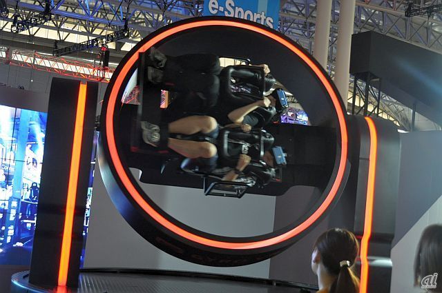 　VR/ARコーナーで特に目を引いていたのは、韓国のSangwhaが開発した「GYRO VR」。3軸で360度に回転するシートにヘッドマウントディスプレイを装着して楽しむ大型VRアトラクションとなっている。