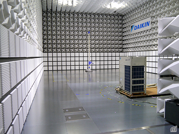 　実験棟にある10m電波暗室。エアコン専用に設計されたものだ。