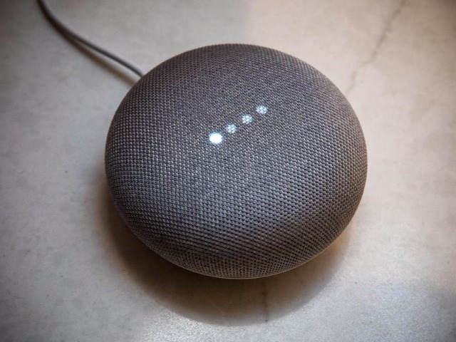 グーグル、小型の「Google Home Mini」発表--アマゾン「Echo Dot」に対抗