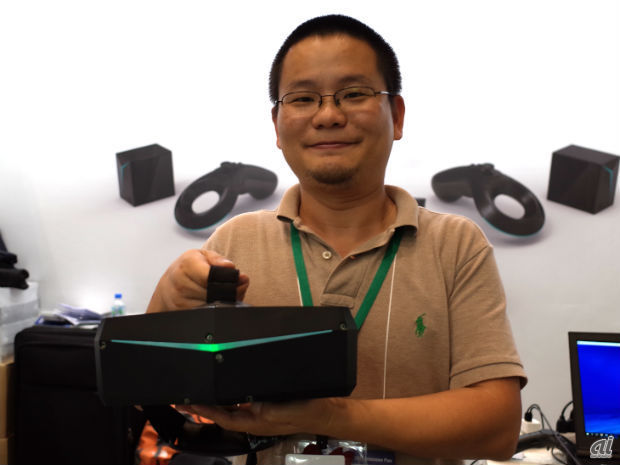 　メディア工房では、中国PIMAX製の8K VRヘッドマウントディスプレイを展示。発売時期は未定だが、現在、米Kickstarterでクラウドファンディングを実施している。3840×2160ピクセルのパネルを2枚使用。重量は約300gで、VR酔いはほとんど感じないという。写真は、PIMAXのCOOであるVeni Tang氏。