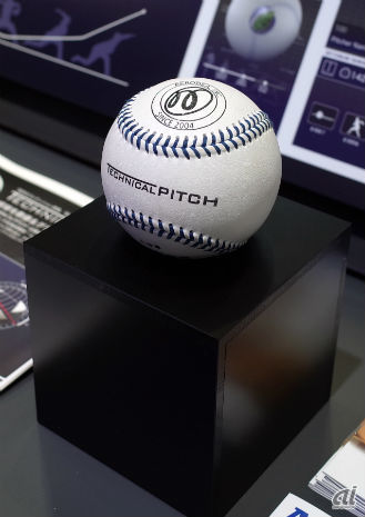 　アルプス電気では、スポーツ分野に向けたIoT技術活用として「TECHNICAL PITCH」を展示。野球のボールに、加速度、ジャイロ、地磁気を使用したセンサモジュールを埋め込み、そのデータを独自解析することで投手の育成に役立てるとのこと。

　スマートフォンのアプリで投球解析ができ、球種、球速、回転数、回転軸の傾きなどがわかる。