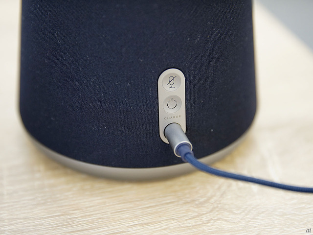 　ACアダプタとの接続部分が本体底面に隠れるGoogle Homeと異なり、LINE WAVEは電源ボタン、ミュートボタンと同じ位置に設けられている。