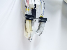 電球をつかんで回せる柔らかいロボット用の指--触覚で対象物を認識
