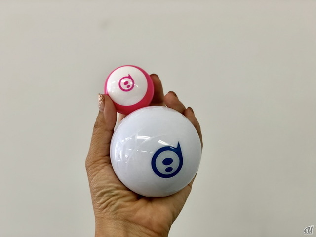 　2013年から発売されているロボティックボール「Sphero 2.0（スフィロ）」と比較。直径74mm、重さ168gのSphero 2.0に対し、Sphero Miniはピンポン球サイズで重量は46g。