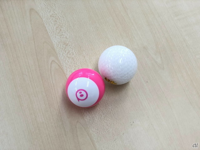 　ゴルフボールと比較。ややSphero Miniのほうが小さく見える。