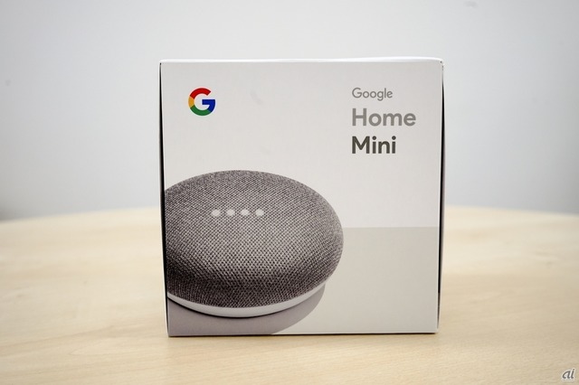　グーグルは10月23日、スマートスピーカ「Google Home」の小型版である「Google Home Mini」を発売した。スピーカの音質などは異なるが、基本的にはGoogle Homeと同様の機能を利用できる。価格は税別6000円。

　Google Home Miniに「OK, Google」と話しかけることで、「Google Play Music」の楽曲再生や、「Google カレンダー」と連携したスケジュール、天気予報などを読み上げてくれるほか、NHKや日本経済新聞のニュースを聞くこともできる。また、スマートフォンで音声検索をするように、食材のカロリーや職場までの交通状況を質問したり、連携したスマート家電を音声で操作したりできる。

　ここでは、同端末の開封の様子を写真でお届けする。