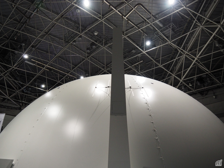 約300人が一度に体験できる大きなドーム型映像空間