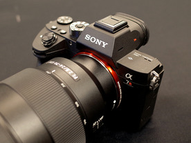 ソニー、フルサイズミラーレスカメラに高速連写機能を備えた「α7R III」--4K HDR対応も