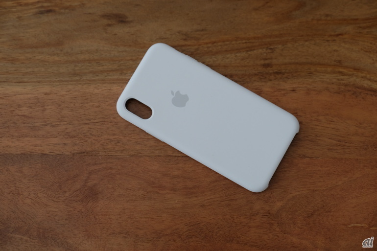 今回のレビューでは、iPhone X専用のシリコンケース（ホワイト）も試した。iPhone 8向けのケースから大きな変更はない