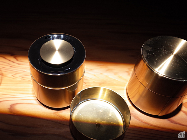 　開化堂の茶筒をBluetoothスピーカにした「響筒 kyo-zutsu」。ふたを開けると音が鳴る。真鍮製で時間とともに経年変化していく茶筒の色の変化も楽しめる。