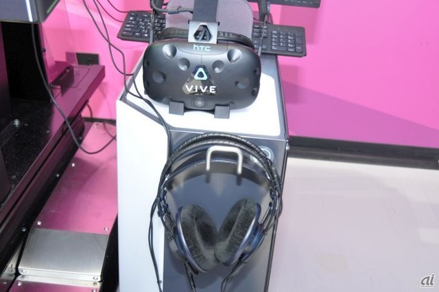 　HTC Viveのヘッドマウントディプレイに、ヘッドホンを装備。