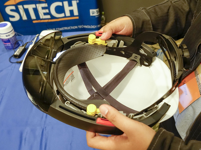 　工事現場用のヘルメットにHoloLensを簡単に装着できるアタッチメントを独自開発。