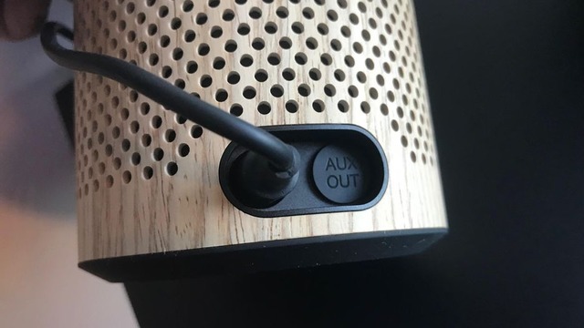 　新型Echoには音声出力端子も加わった。3.5mmケーブルを使えば、Echoを既存のオーディオシステムに接続することができる（Bluetooth経由で接続することも可能）。