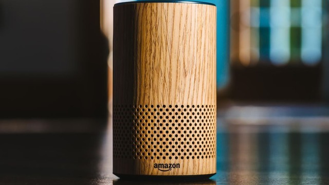 　米国で発売中の新型「Amazon Echo」が、日本でも招待制で11月15日に発売される。入手を検討している人の中には、どのように使えばいいのだろうか、と思っている人もいるかもしれない。本記事では、そうした方々のために、米CNETが気に入っている音声アシスタント「Alexa」のクールな機能の数々を紹介する。
