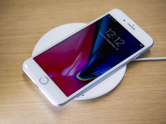 iPhone 8/X」のワイヤレス充電、「iOS 11.2」で7.5Wに対応か - CNET Japan