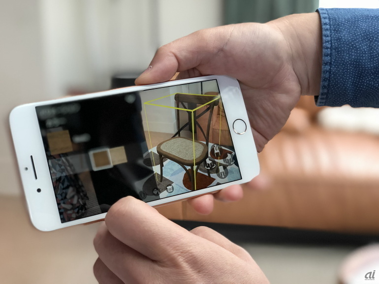 画面に映し出された自分の部屋などの現実の空間に3D データの家具を配置して試せる